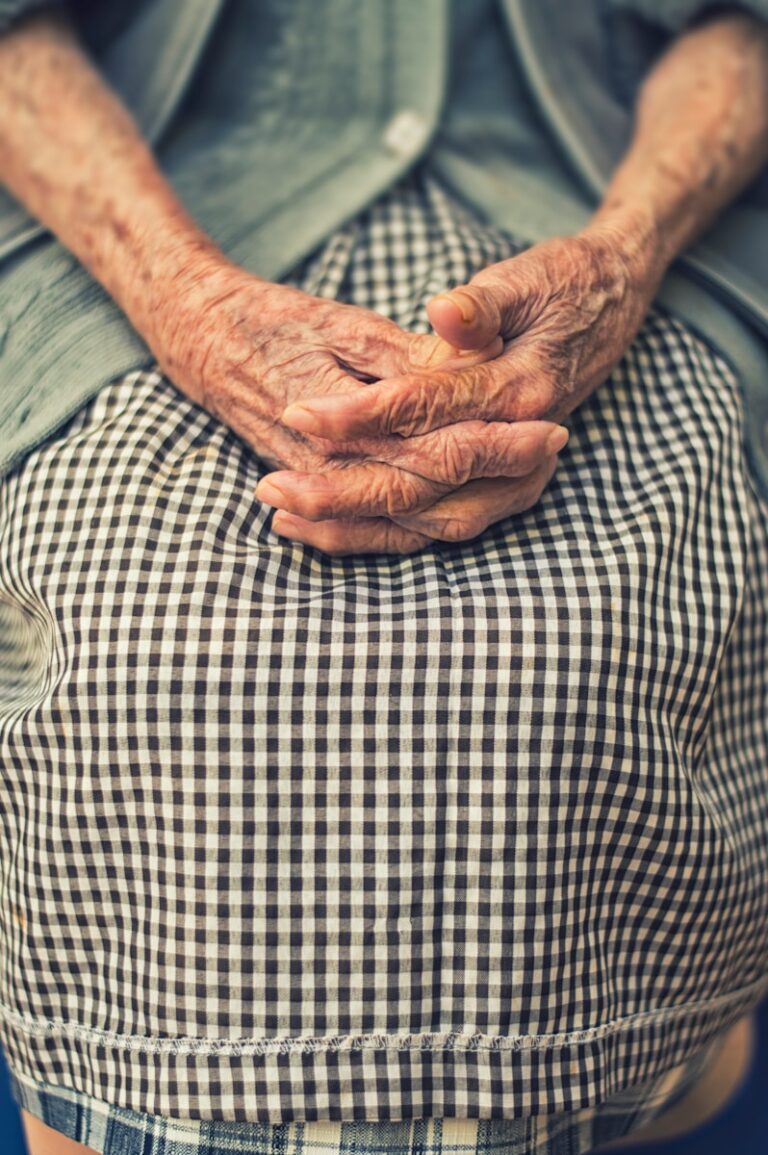 Sekundärer Parkinsonismus person's hand in shallow focus