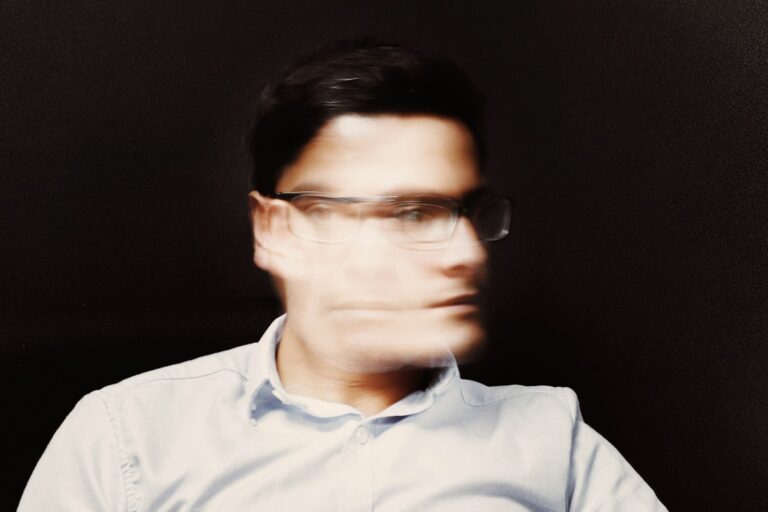 Cluster-Kopfschmerzen man wearing white button-up collared top and black framed eyeglasses