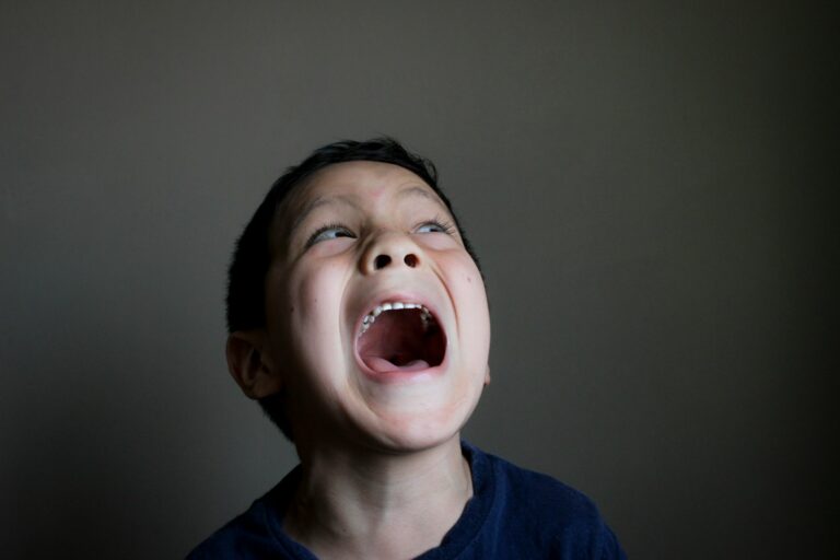 Chronische Tonsillitis boy opening mouth