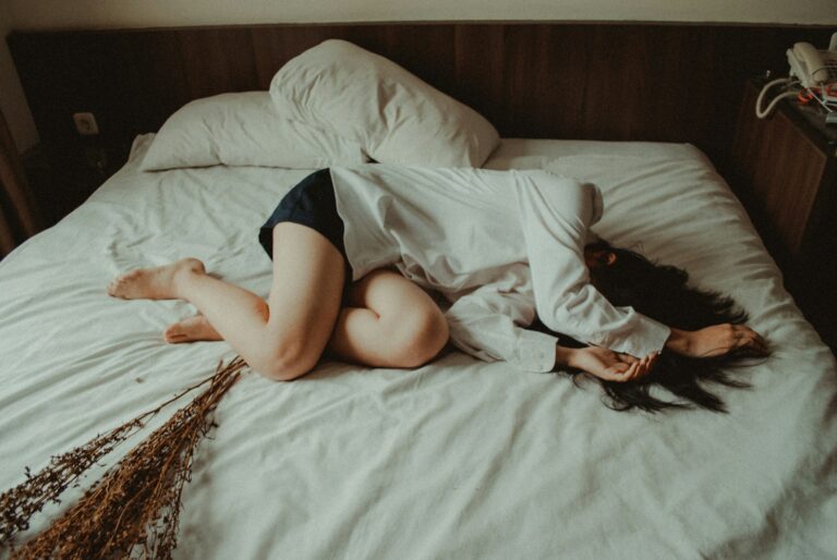 Narkolepsie und Kataplexie woman lying on bed