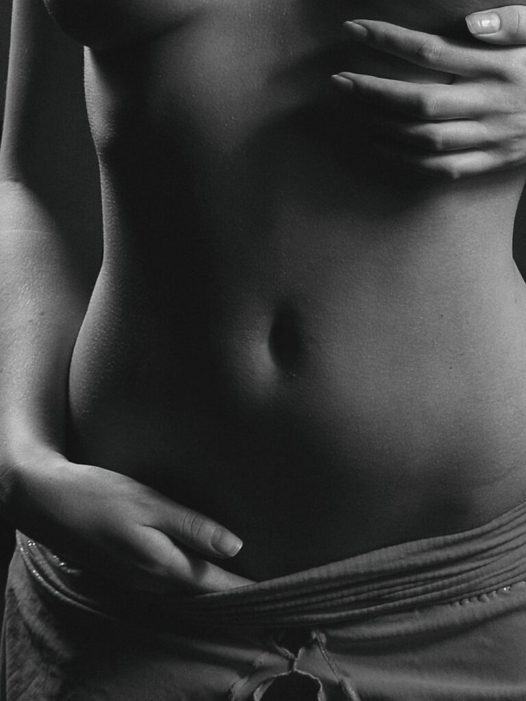 Colitis ulcerosa a black and white photo of a woman's stomach