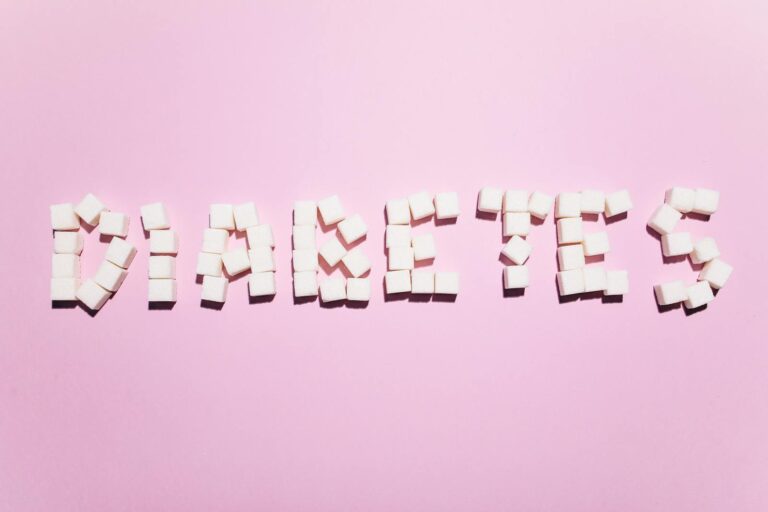 Diabetestechnologie bei Kindern: Stadt-Land-Unterschiede verstehen Diabetes Text on Pink Background