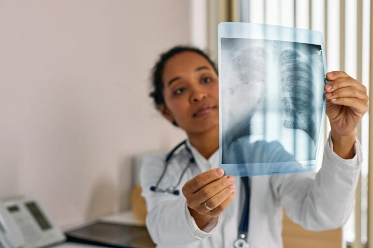 COPD besser verstehen: Risiken, Bildgebung und Prävention Healthcare professional analyzing chest X-ray in modern medical office.