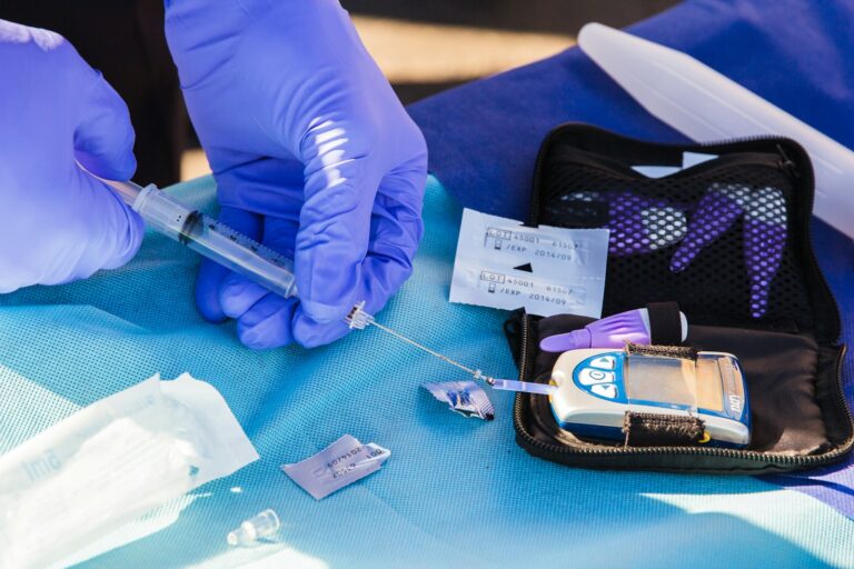 RSV-Infektion: Diabetes als Risikofaktor verstehen person using disposable syringe put specimen on blue and white glucose meter