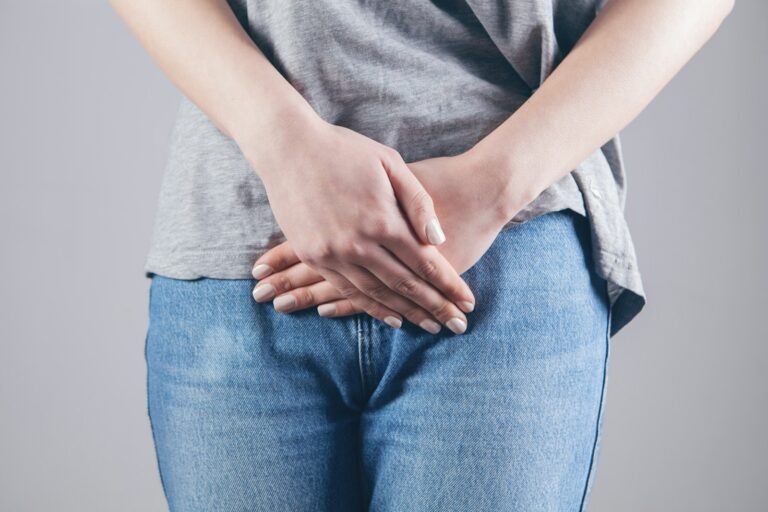 Chronische Zystitis man in gray shirt and blue denim jeans