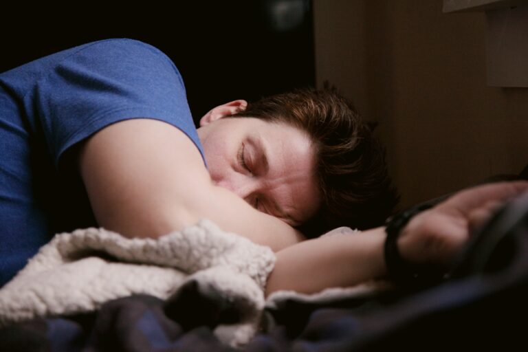 Chronische Fatigue Syndrom (CFS) woman in blue shirt lying on bed