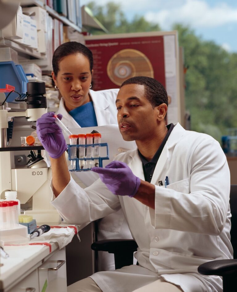 Biomarker bei Alzheimer: Neue Erkenntnisse man in white chef uniform holding purple plastic bottle