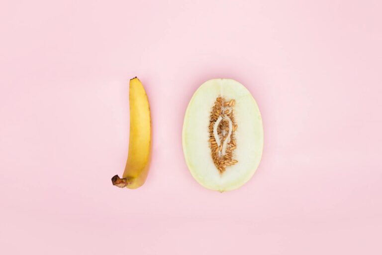 Chlamydien Artistic arrangement of banana and melon on pink background, representing playful concepts.