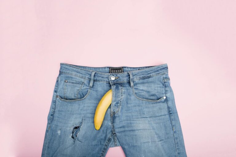 Sexuelle Funktionsstörungen, nicht verursacht durch eine organische Störung oder Krankheit A creative still life featuring blue jeans and a banana against a pink backdrop.