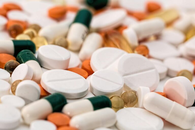 Psychischen Störungen und Verhaltensstörungen, die durch Aufputschmittel (Stimulanzien) hervorgerufen werden Close-up of various pills and capsules in different colors and sizes, ideal for healthcare-related content.