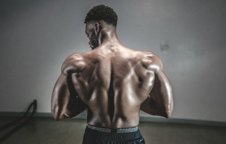 Andere Myopathien A shirtless man displaying his muscular back, showcasing strength and fitness.