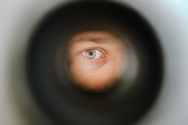 Paranoide Persönlichkeitsstörung a man's eye is seen through a pipe