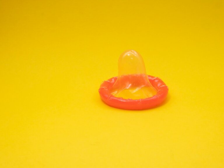 Sexuell übertragbare Krankheiten (STDs) orange condom