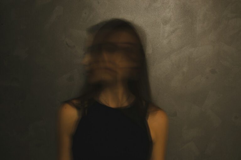 Undifferenzierte und atypische Schizophrenie a blurry photo of a woman in a black top