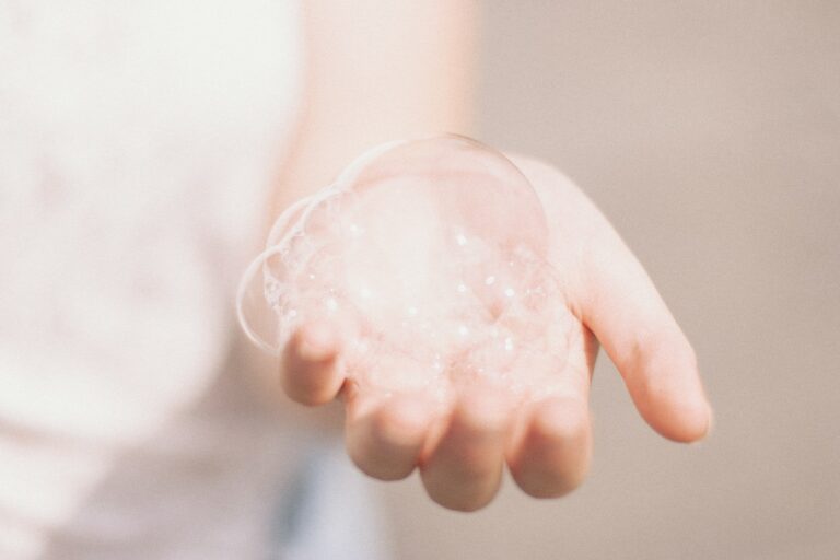 Dermatophytose person holding bubbles