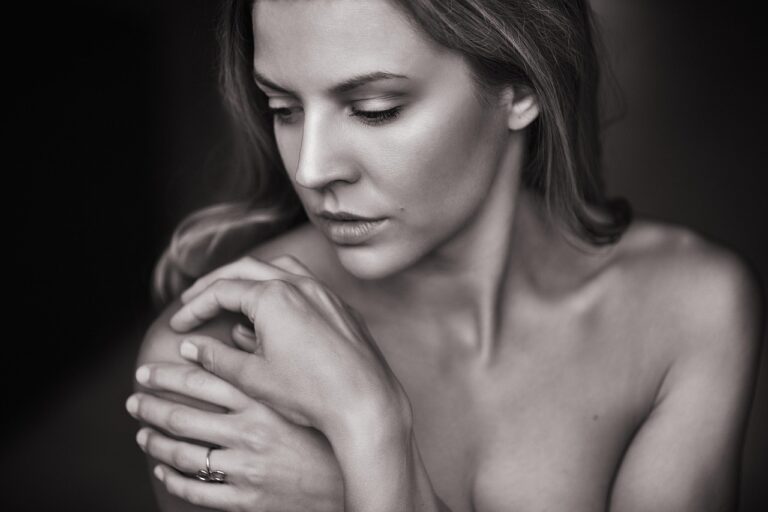 Primär chronische Multiple Sklerose pretty woman, portrait, hands, pretty, face, skin