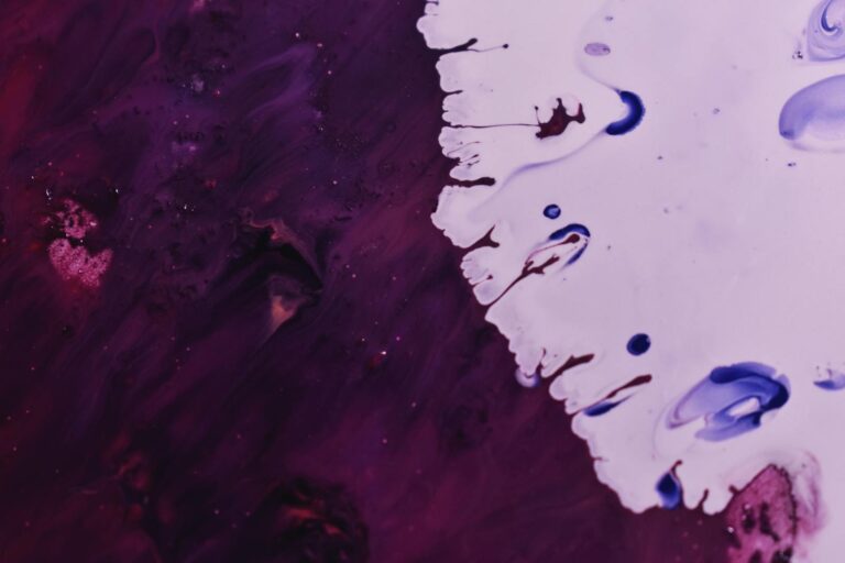 Brasilianisches Purpura-Fieber Dynamic abstract artwork using vibrant acrylic paint fluid techniques.