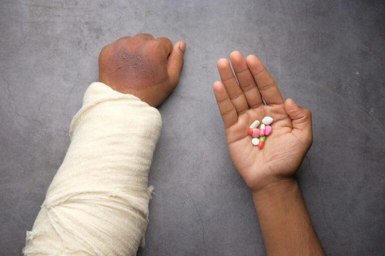 Gasbrand person holding babys hand