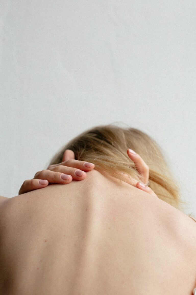 Chromoblastomykose woman covering her breast with her hand